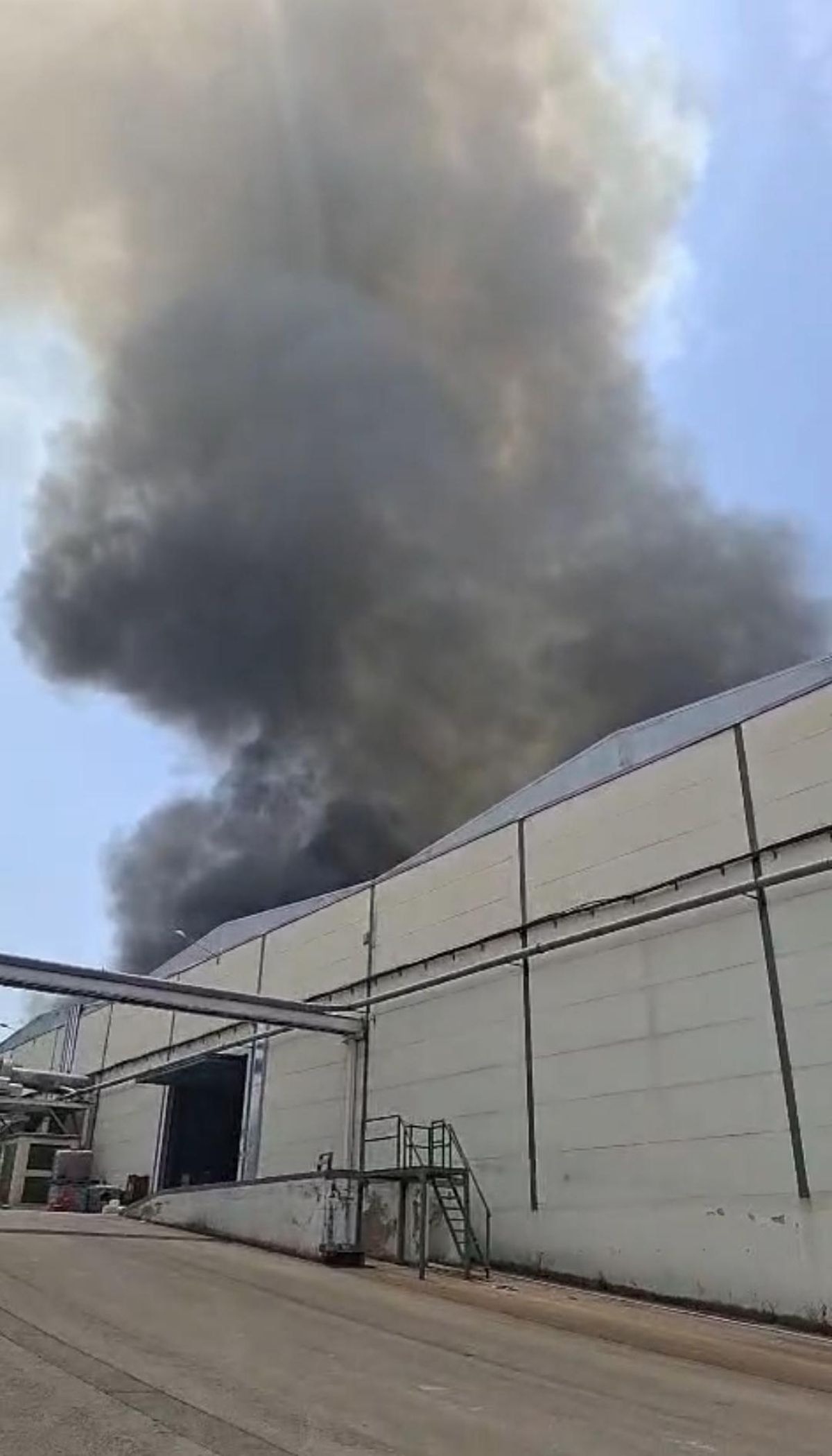 Exterior de la nave incendiada en Lucena.