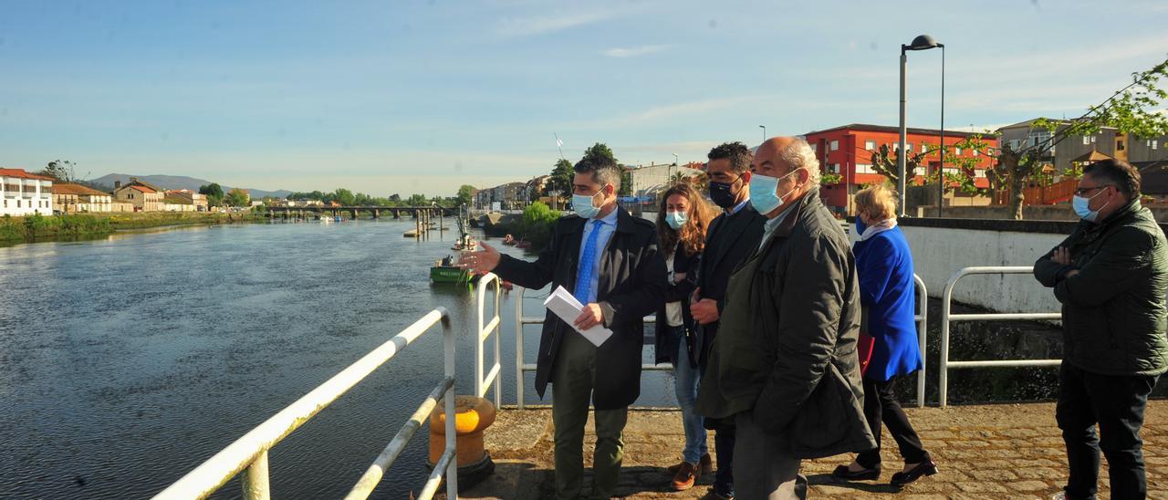 El alcalde informa al delegado territorial sobre la pesca de lamprea y el estado del Ulla.