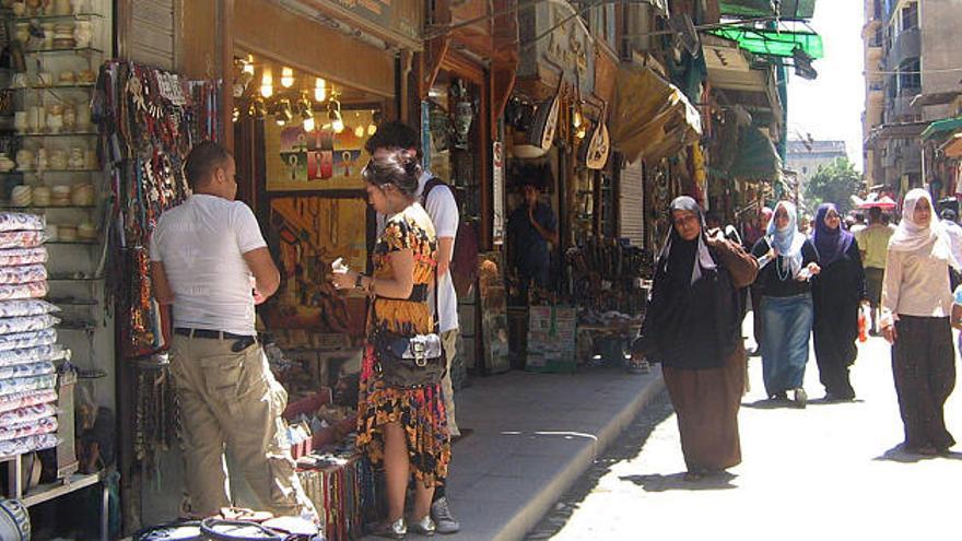 Menos compras. Turistas en el mercado de Jan Al Jalili, en el barrio islámico de El Cairo.