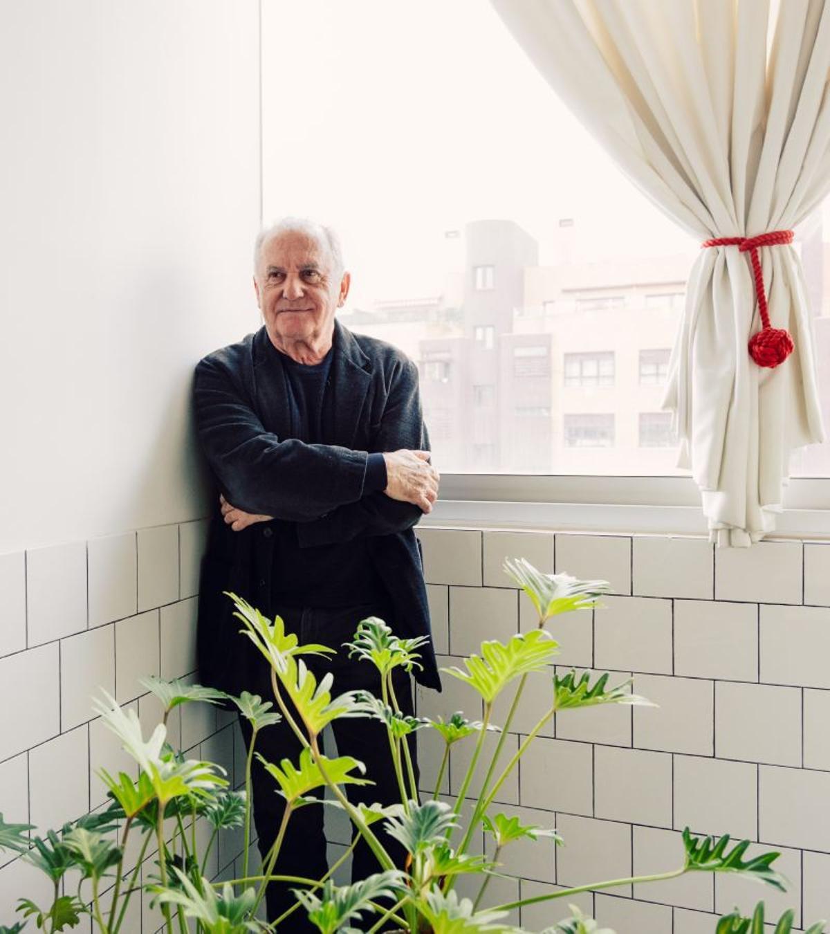 Víctor Manuel posa mirando al horizonte mientras comenta la actualidad