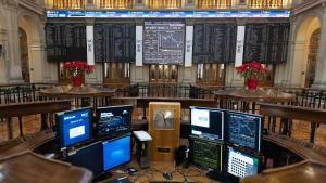 Archivo -  Un panel del Ibex 35 en el Palacio de la Bolsa.