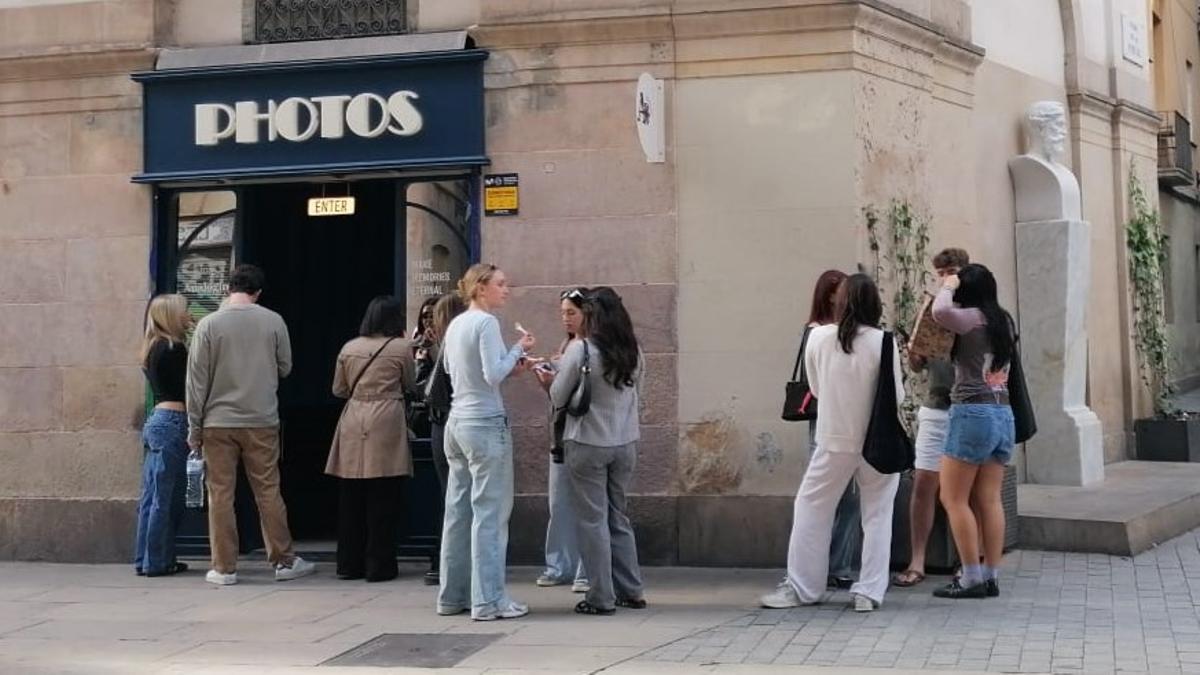 Cola frente al fotomatón digital de Analogin en el Born.
