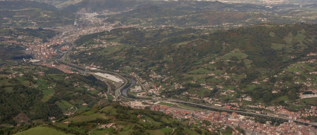 El Entrego, en primer término, con el casco urbano de Langreo a la izquierda. | |