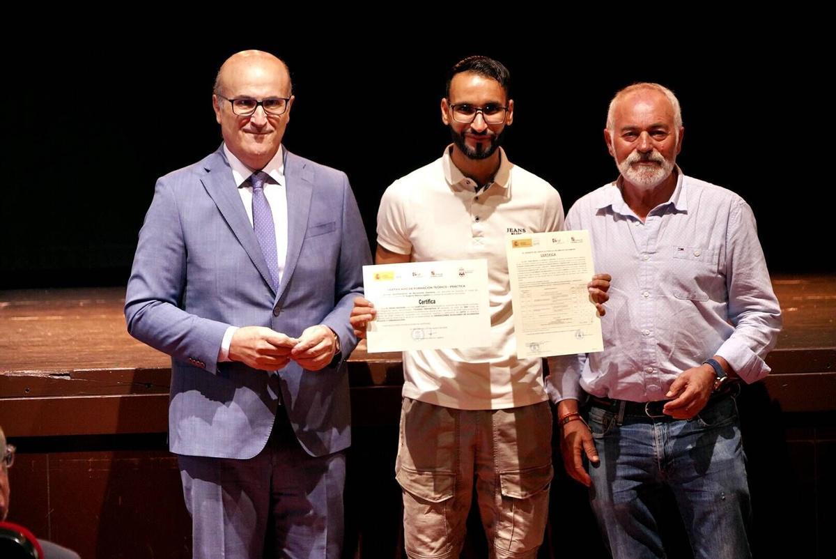 El delegado de la Junta, Fernando Prada, entrega los diplomas de los programas mixtos de empleo de este 2026 a los participantes