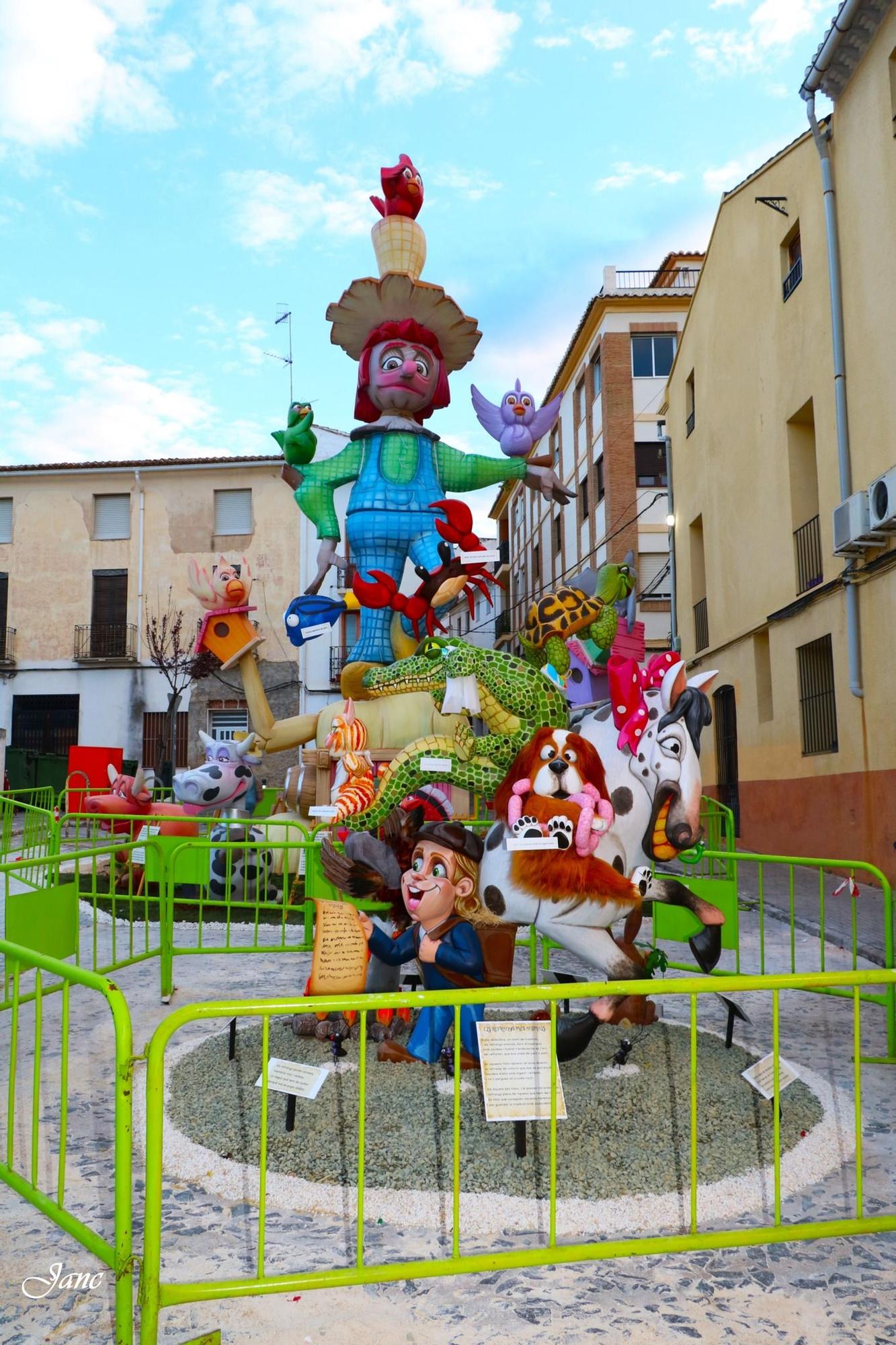 Así lucen (bajo la lluvia) las fallas de Oliva