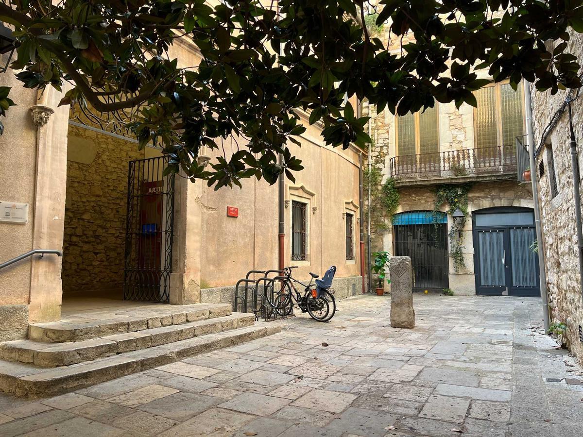 Fotografia general de la placeta de l’Institut Vell, davant l’Arxiu Municipal de Girona, on es localitza la Fita de la Mitja Llegua.