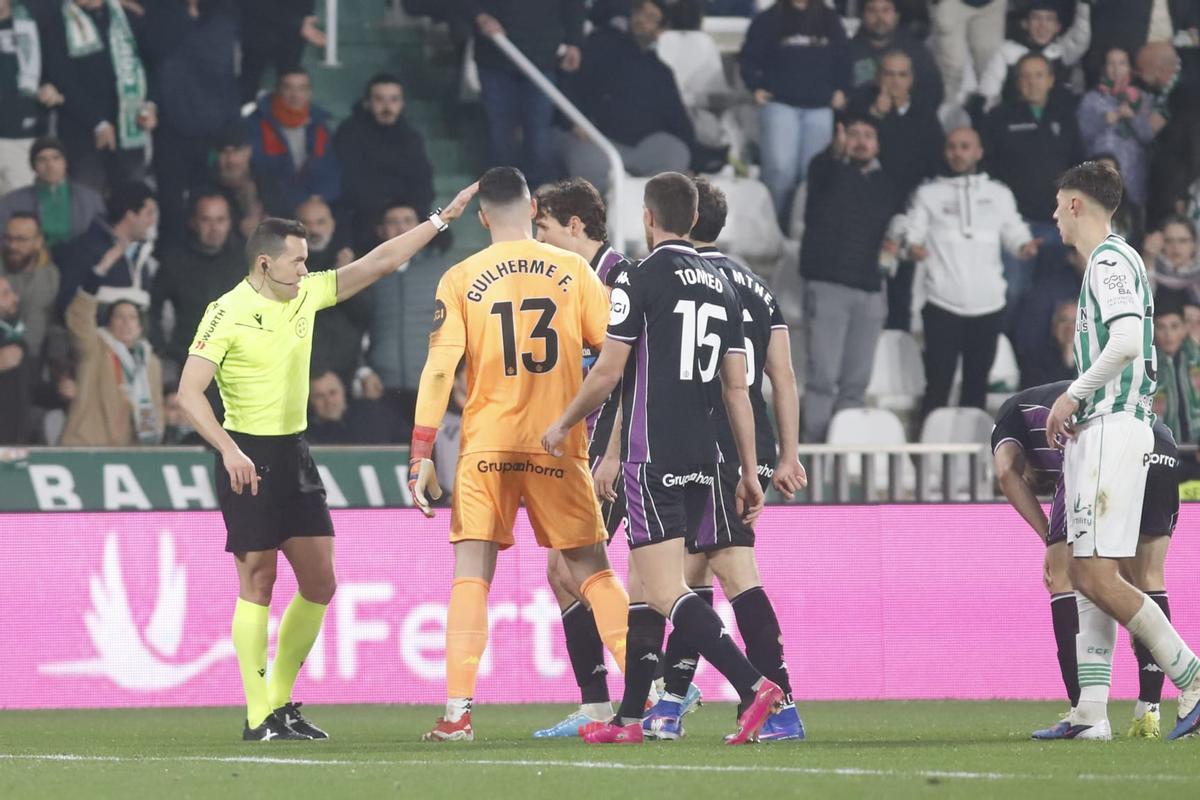 Manuel Ángel Pérez Hernández, a la izquierda, en la expulsión de Juric en el Córdoba CF-Valladolid.