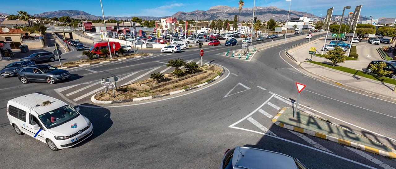 Cruce semafórico que se sustituirá por una gran rotonda para acabar con las retenciones y mejorar la seguridad.