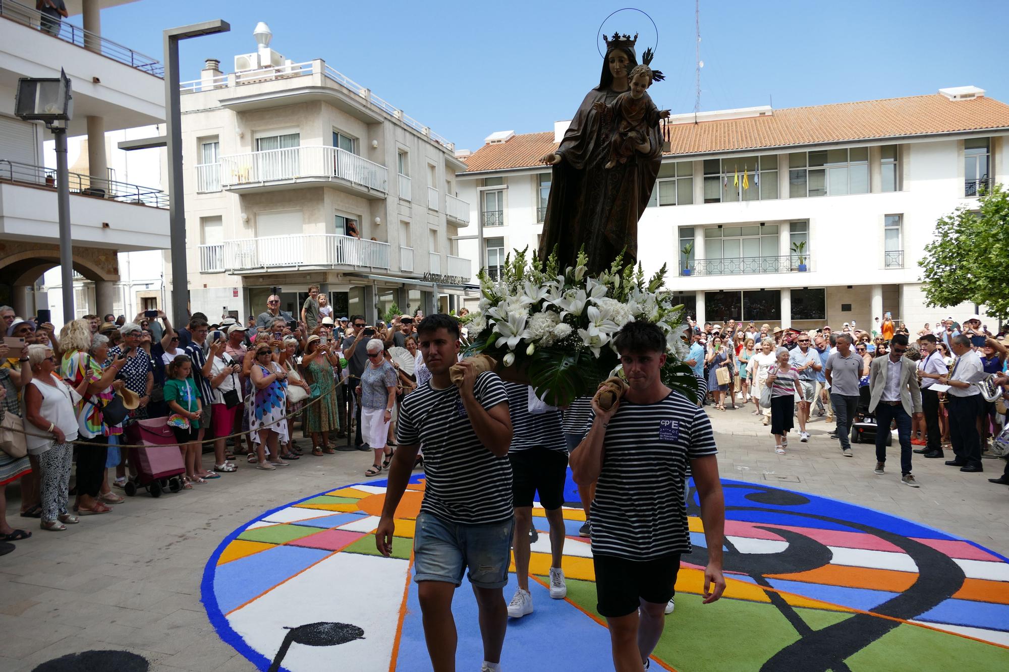 L'Escala rep de manera multitudinària a la Verge del Carme