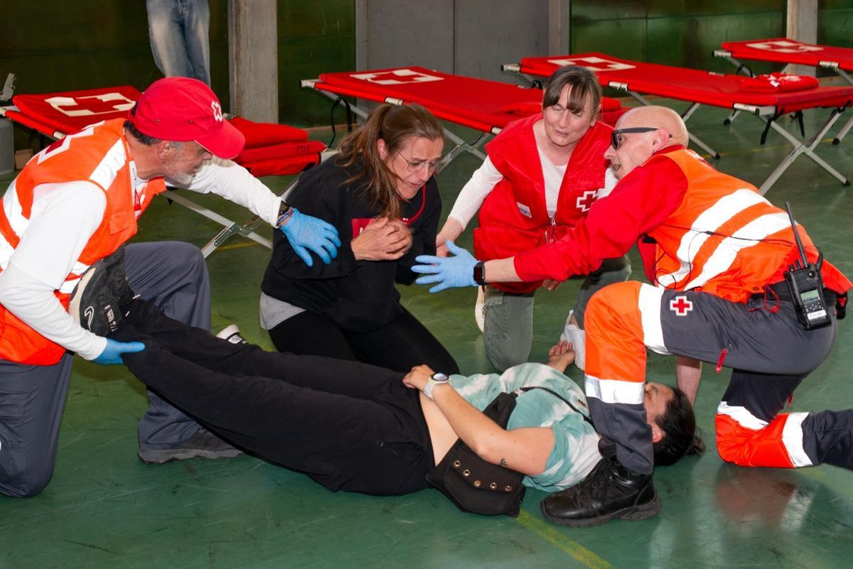 Un moment del simulacre a l'IES Narcís Xifra de Girona amb Creu Roja.