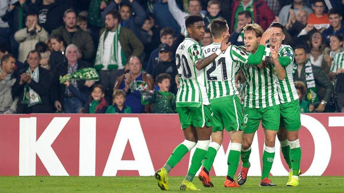 Los jugadores del Betis celebrando un tanto