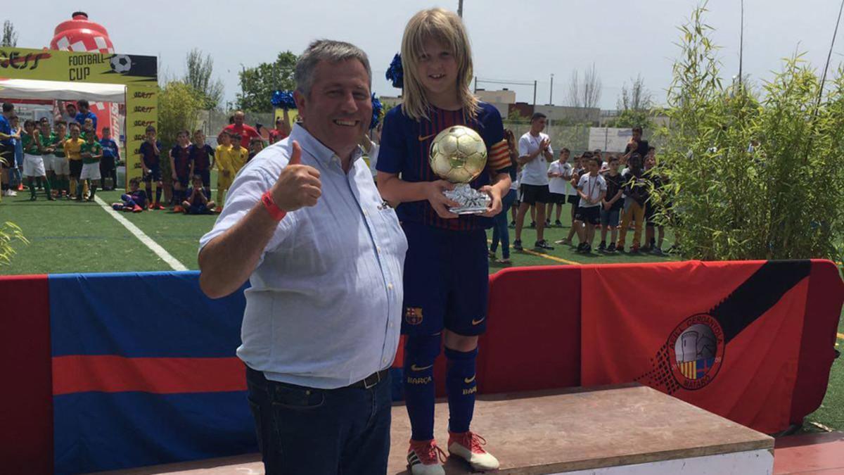 El capitán del FC Barcelona recogiendo el trofeo de campeón.
