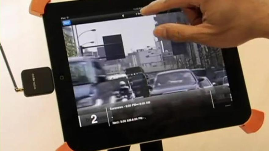 Un dispositivo sintoniza la televisión en el iPad.