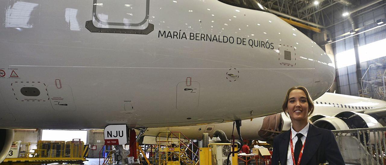 Sonia Abellán Montes, piloto de Iberia que quiso posar con el avión rotulado con el nombre de María Bernaldo de Quirós: “Nos abrió camino”, ha dicho Abellán. | Iberia