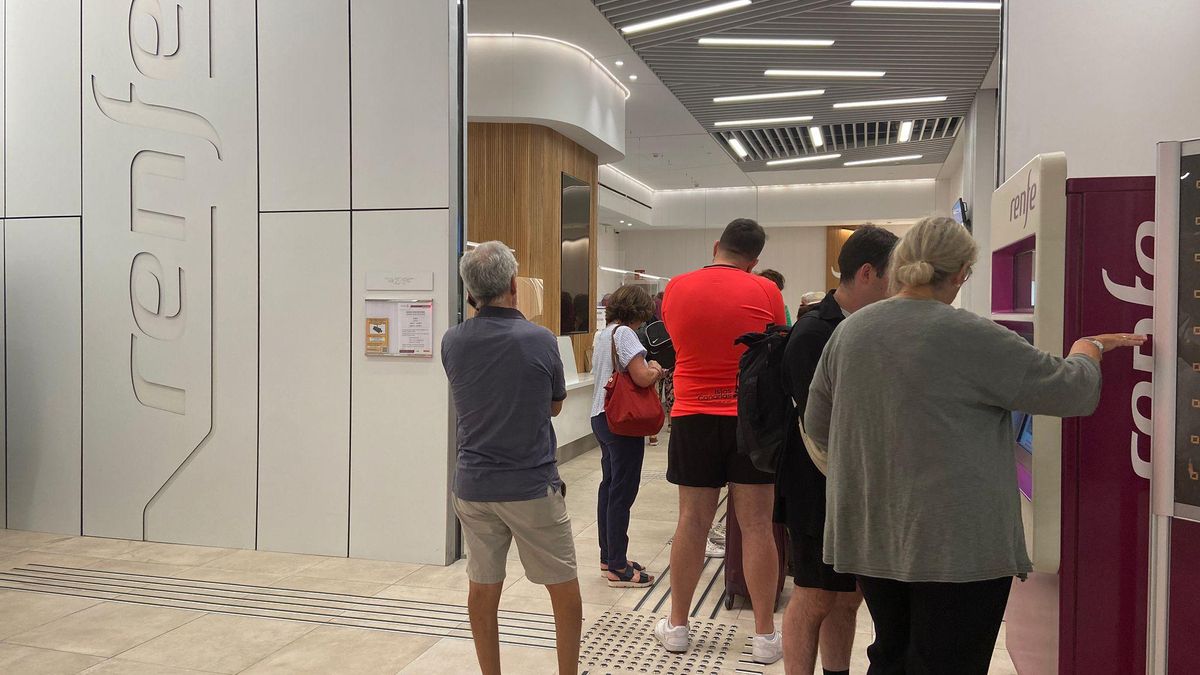 Usuarios de Renfe en la estación de Vigo-Urzáiz