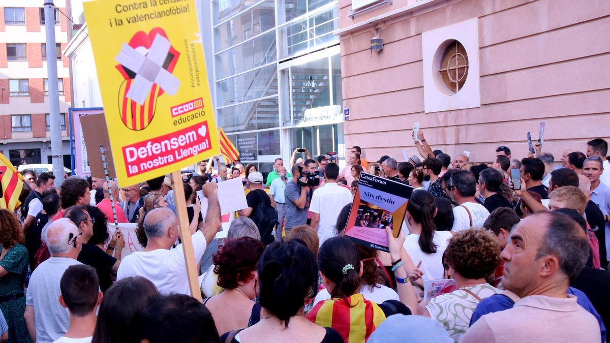 Concentració i cartells durant la protesta davant la biblioteca municipal de Borriana