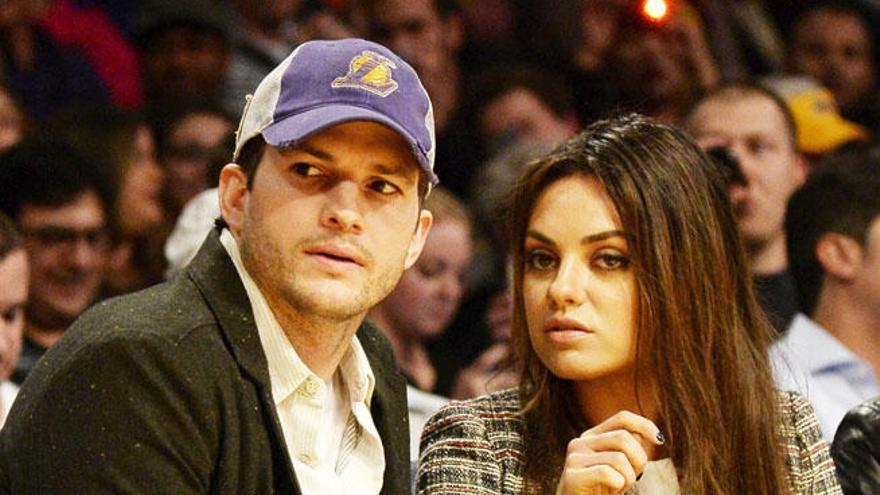 Kutcher y Kunis viendo a los Lakers.