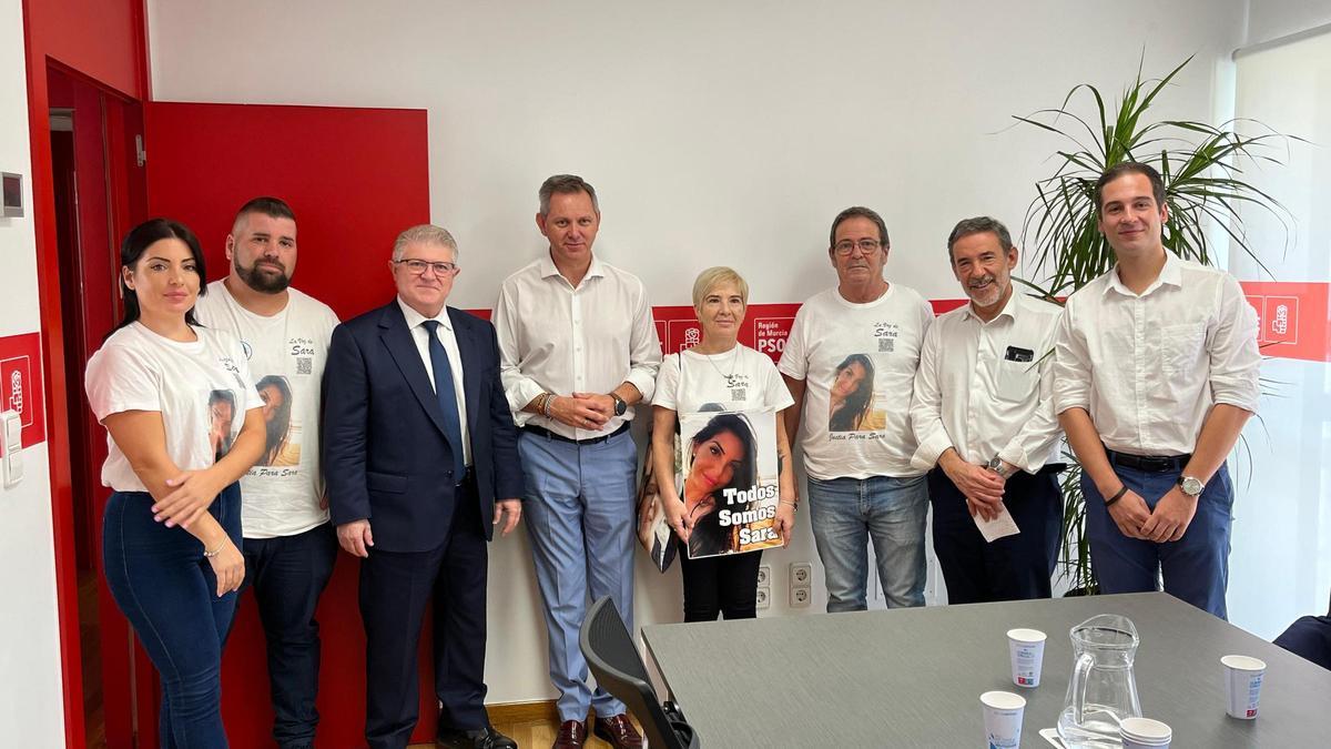 Familiares de Sara Gómez, junto al ministro de Sanidad y el secretario regional, José Vélez.