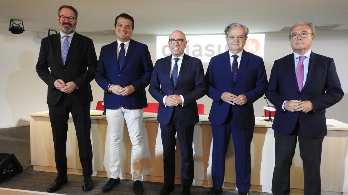 Adolfo Molina, José María Bellido, Joseba Barrena, Salvador Fuentes y Antonio Díaz, en la presentación del anuario de Cajasur.