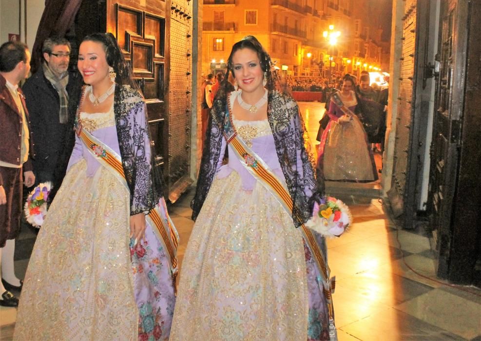 El remate lo protagonizaron las falleras de ese año: la corte de 2014...