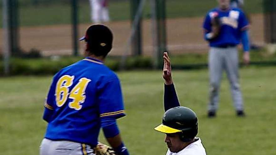 Un jugador de El Llano logra una base.