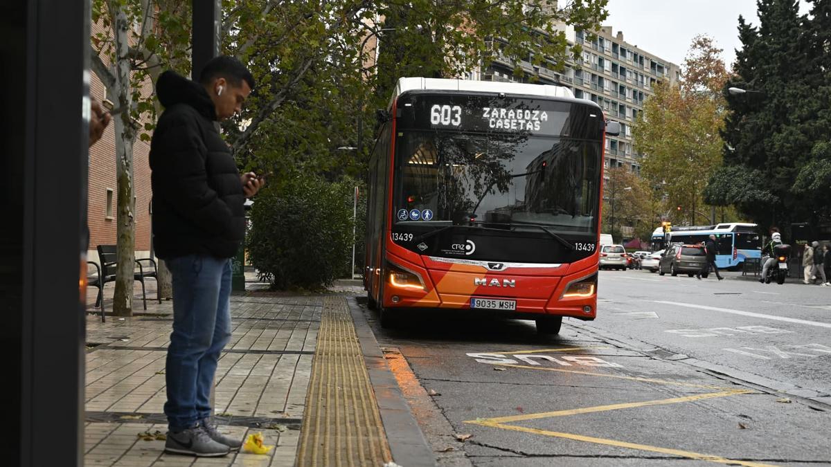 Un ciudadano esperando a coger el autobús interurbano número 603, más conocido como 'Casetero', en el paseo María Agustín de Zaragoaza