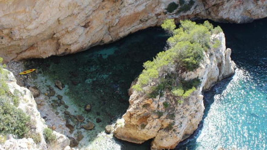 En Caló, la desconocida playa de Xàbia que compite con las de Tailandia