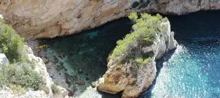 En Caló, la desconocida playa de Xàbia que compite con las de Tailandia