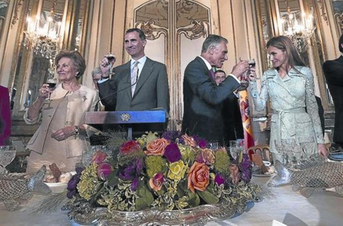 Brindis 8 Els reis Felip i Letizia amb el president portuguès, Aníbal Cavaco Silva, i la seva dona.