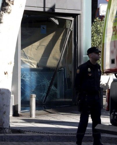 Empotra un coche con bombonas de butano en la sede del PP de Madrid