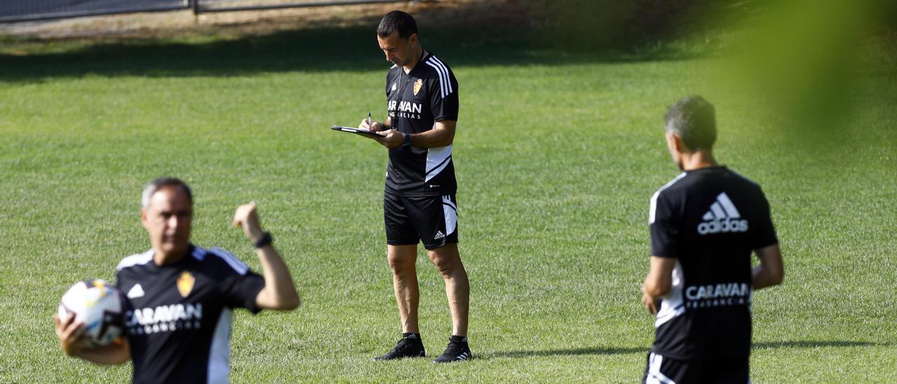 Carcedo, Insausti y Corona, de espaldas, durante el entrenamiento de este sábado.