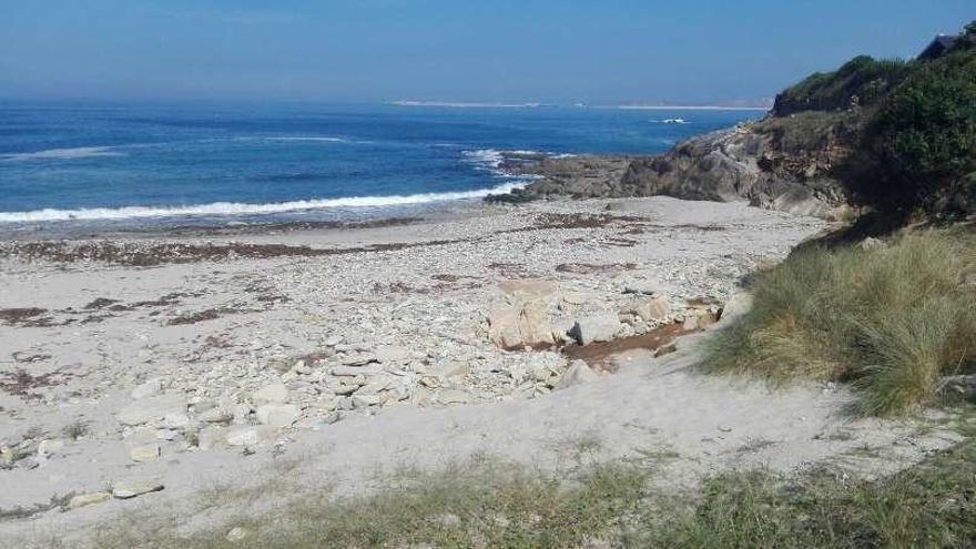 TeGa reclama que se retiren las piedras acumuladas en la playa de O Reiro