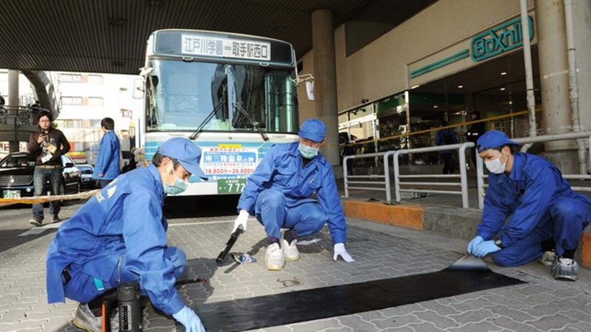 Agentes de policía inspeccionan el lugar donde ha tenido lugar el ataque, el jueves, en la estación de Toride, en Japón.