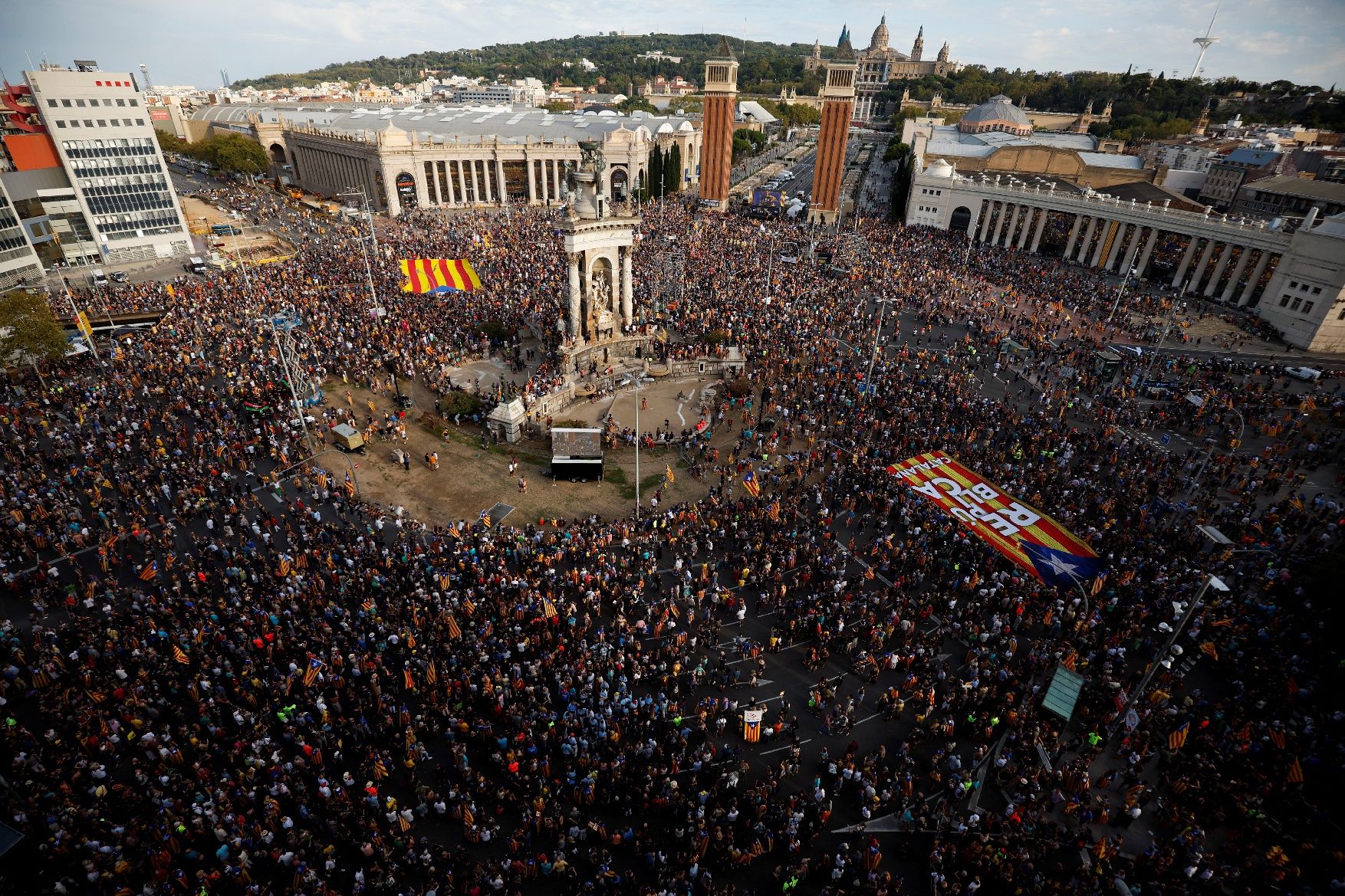 Així ha estat la manifestació convocada per l'ANC per la Diada a Barcelona amb el lema 'Via Fora'