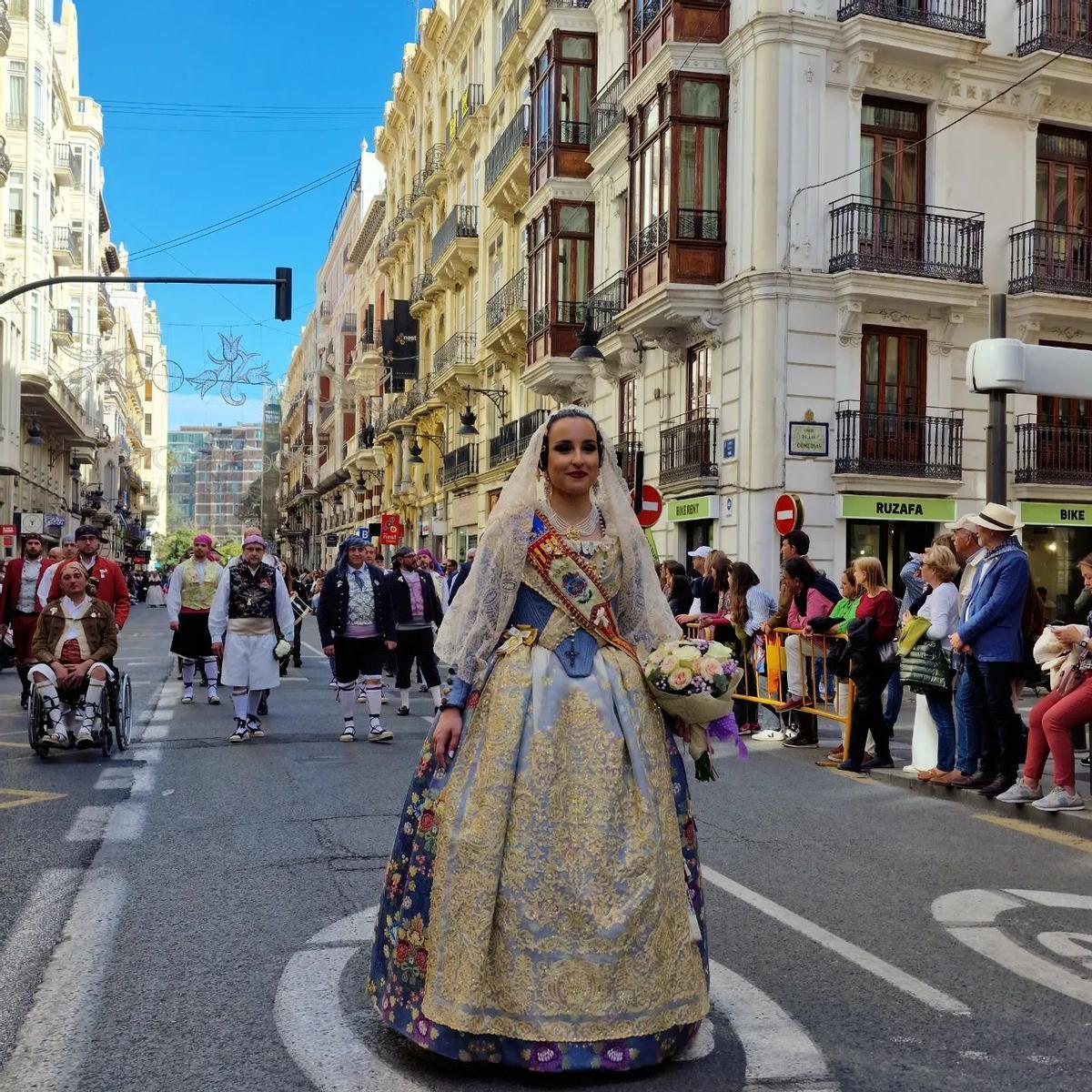 Beatriz Prieto pisa fuerte a su paso por la Ofrenda en la calle de la Paz