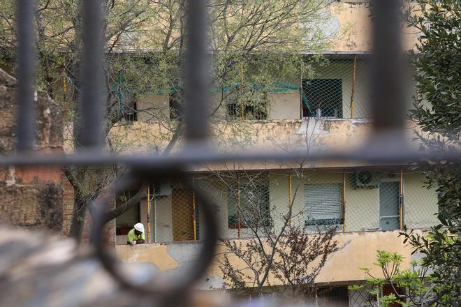 Un operario en el edificio El Barco de Esplugues, evacuado a finales de marzo, y que próximamente será derribado