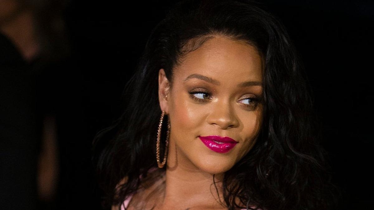 Rihanna luce labios de color fucsia