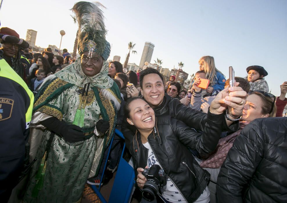 Los Reyes Magos reparten ilusión por la ciudad de Alicante.