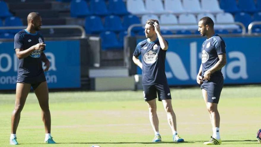 Luisinho, entre Sidnei y Guilherme, durante el entrenamiento de ayer en Riazor.