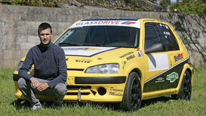 Jacobo Andújar, ayer, en A Estrada, con su Peugeot 106. // Bernabé/Cris M.V.