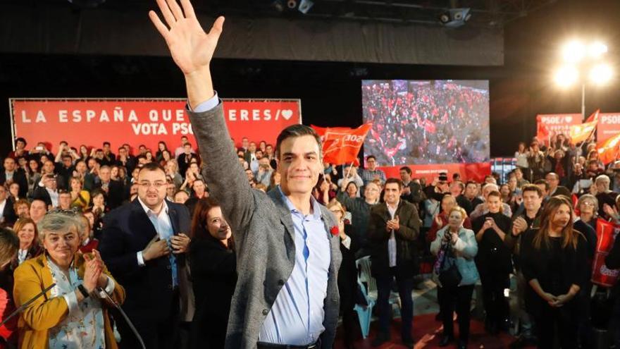 Pedro Sánchez se da un baño de masas en Gijón.