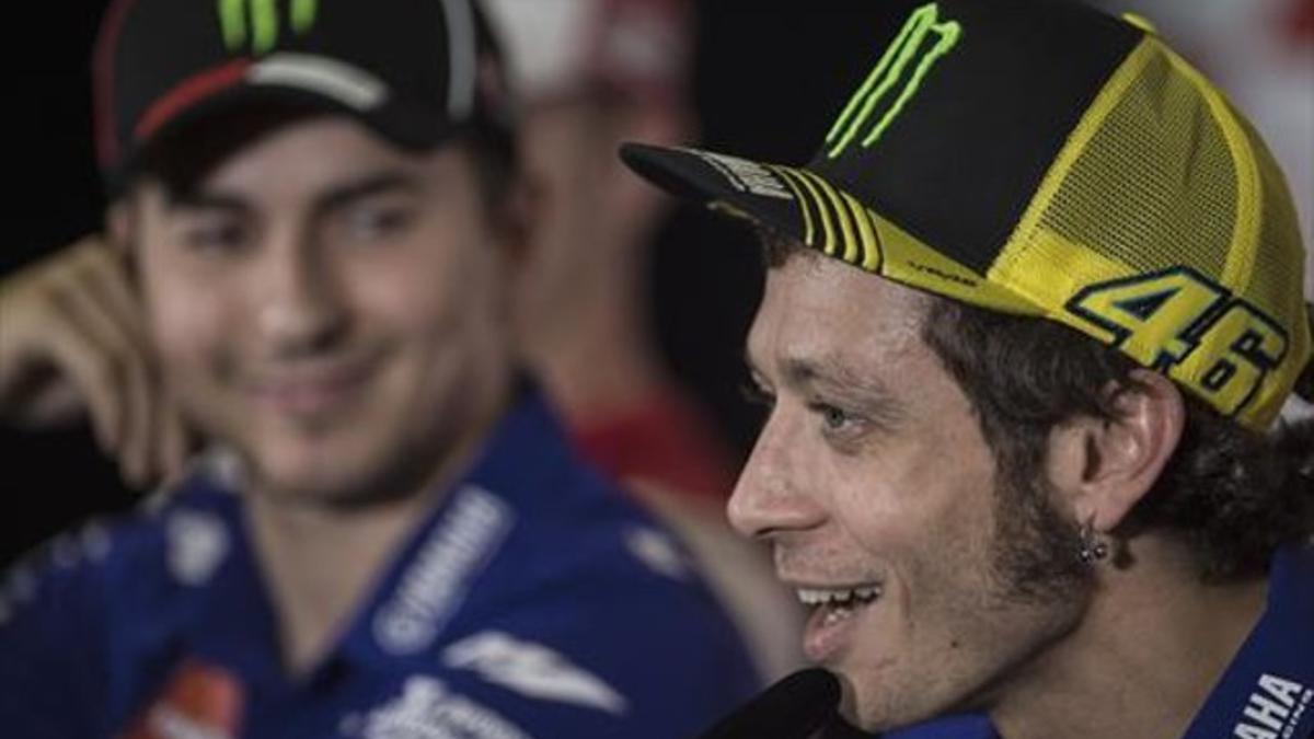 Lorenzo escucha sonriente a Rossi, en una rueda de prensa en Sepang.