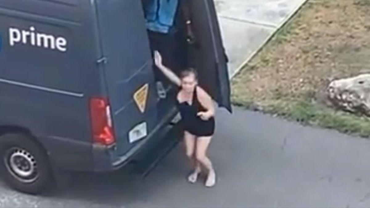 Amazon despide a un repartidor tras ser pillada una chica saliendo de su furgoneta