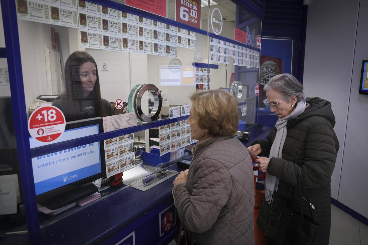 Compra de lotería de Navidad en una administración de Paiporta.