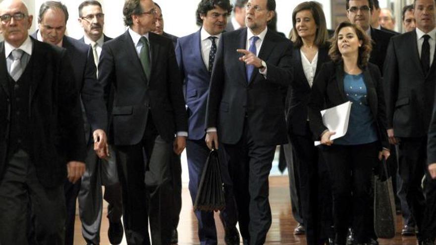 Mariano Rajoy habla con Alfonso Alonso al llegar al Congreso con Soraya Sáenz de Santamaría y Fátima Báñez (detrás).