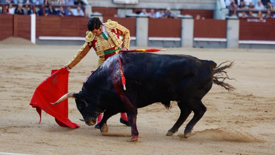 Morante de la Puebla da un pase a su primer astado, este miércoles, en Madrid.
