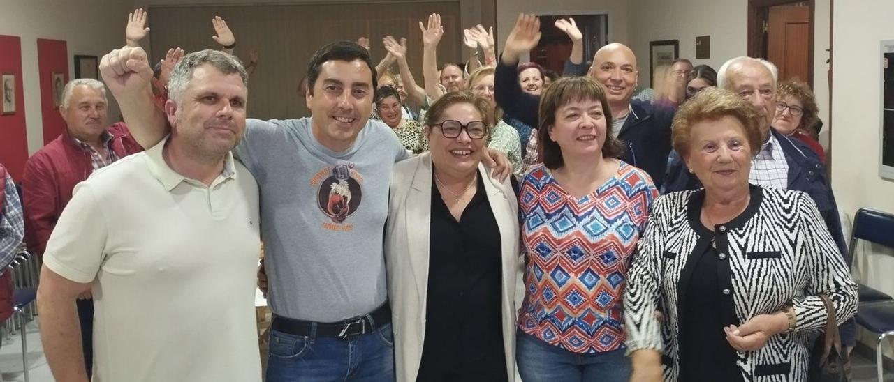 Gerardo Sanz, segundo por la izquierda, celebra la victoria del PSOE en Llanera, en la sede socialista de Posada, llena de militantes. | S. Arias