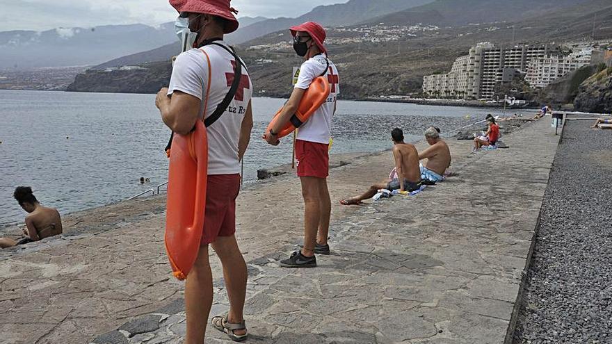 Arriba, dos socorristas en Radazul. Sobre estas líneas, en Las Teresitas.