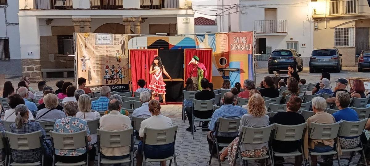 Público en una actividad teatral en Calzadilla.