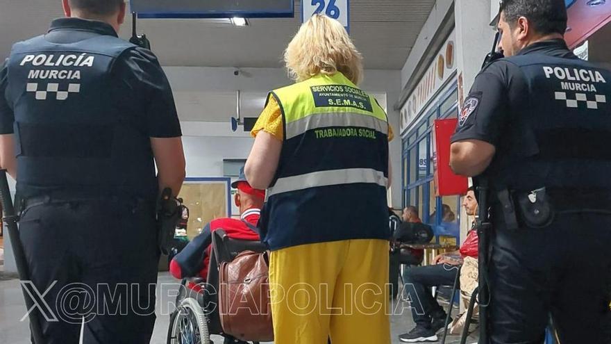 Encuentran en la estación de tren de Murcia a un anciano con demencia procedente de Toledo